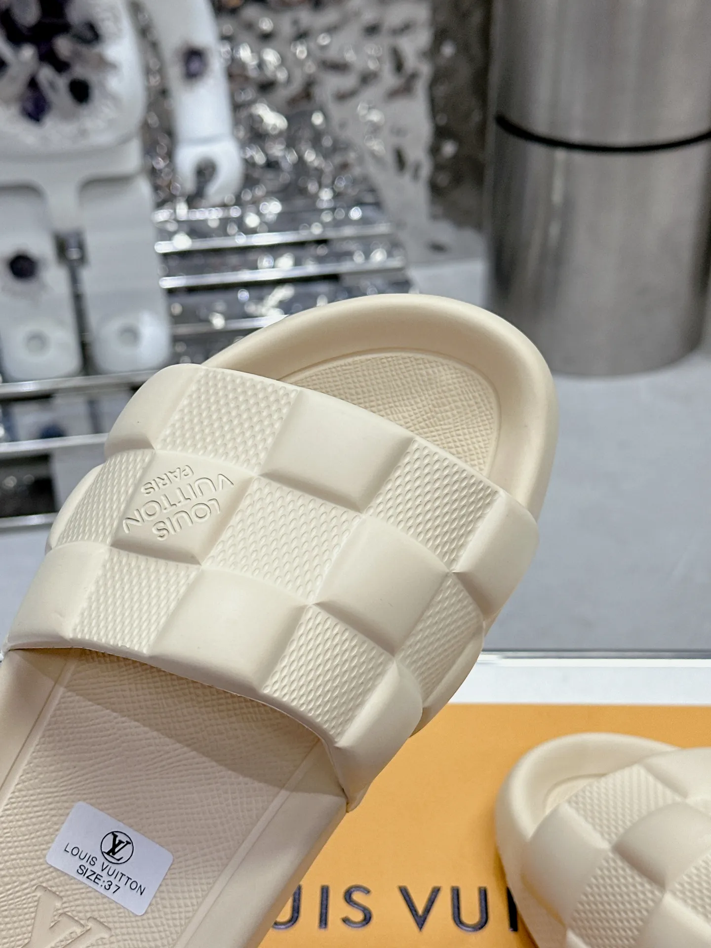 [L Home] P: 280💰 ▪️Shoe size: Women's 35-40 Men's 38-46▪️Packaging: Counter top quality~original packaging 𝟐𝟎𝟐5 Louis Vuitton counter's new embossed slippers, lv monogram embossed slippers, Waterfront sandals are back with a new look, and the upper buckle is embossed with lv's iconic Monogram pattern. Made of waterproof rubber with a comfortable and resilient insole. The lightweight, flexible outsole is embossed with the Louis Vuitton logo. ▪️Fabric: Original molded rubber foam surface ▪️Technology: embossed logo ▪️Sole: Original molded rubber foam outsole ▪️Sole thickness: 3CM.